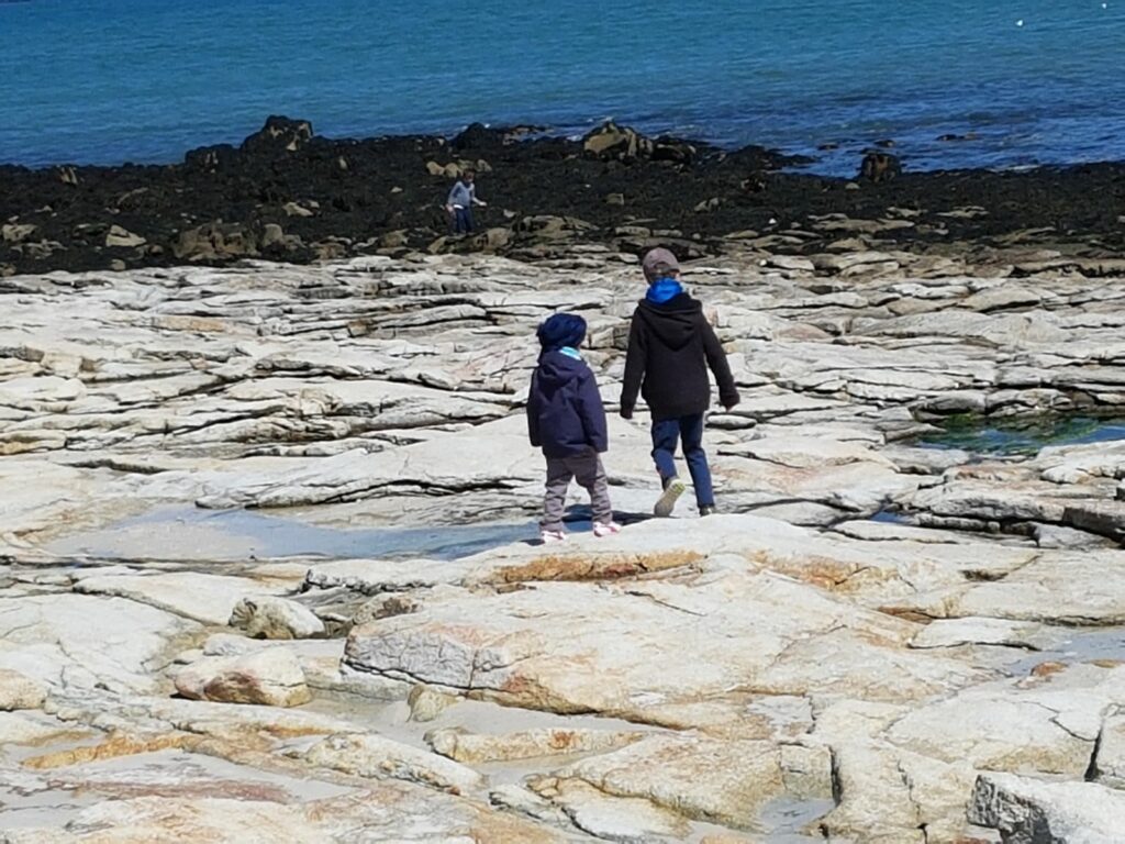 Les enfants réagissent très bien à l'Hypnose et à la Sophrologie. Leurs capacités et leurs ressources associées à leurs créativités sont les clefs stratégiques qui leurs permettront d'améliorer leurs comportements, de dépasser leurs blocages et de mieux gérer leurs émotions.